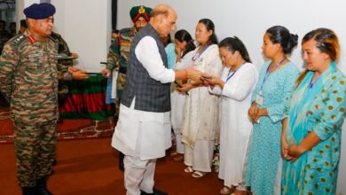 Photo of रक्षा मंत्री श्री राजनाथ सिंह ने मणिपुर भूस्खलन में मारे गए सशस्त्र बलों के जवानों की ‘वीर नारियों’ को सम्मानित किया