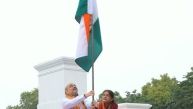 Photo of केन्द्रीय गृह एवं सहकारिता मंत्री श्री अमित शाह ने प्रधानमंत्री श्री नरेन्द्र मोदी के आह्वान पर शुरू किए हर घर तिरंगा अभियान के अंतर्गत आज नई दिल्ली स्थित अपने आवास पर तिरंगा लगाया