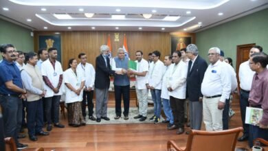 Photo of उपराष्ट्रपति ने दिव्यांगों को कृत्रिम अंग प्रदान करने को लेकर जयपुर फुट टीम को सीरिया के लिए रवाना किया