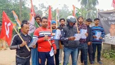 Photo of कांग्रेस और सीपीआईएम के पार्टी कार्यकर्ता एक साथ प्रचार करते हैं