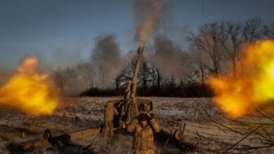Photo of पूर्वी यूक्रेन के सालेदार शहर में रूसी और यूक्रेनी सैनिकों के बीच भीषण लड़ाई जारी है