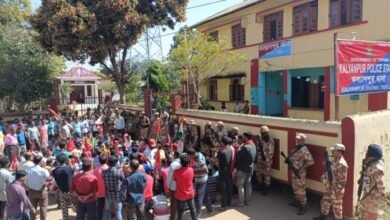 Photo of राजनीतिक झड़प में दोनों पक्षों के तीन लोग गंभीर रूप से घायल हो गए