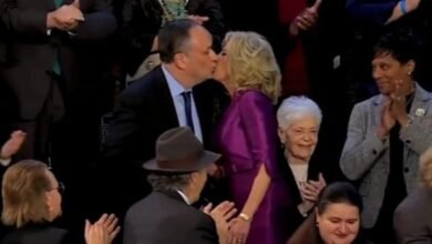 Photo of बाइडेन की पत्नी ने अमेरिकी उप राष्ट्रपति कमला हैरिस के पति डग एम्हॉफ को होठों पर किस किया