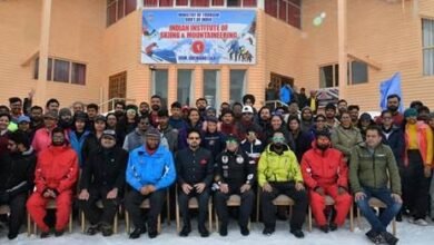 Photo of श्री अनुराग सिंह ठाकुर और जम्मू एवं कश्मीर के उपराज्यपाल ने गुलमर्ग में आयोजित खेलो इंडिया शीतकालीन खेल के तीसरे संस्करण की आधिकारिक तौर पर शुरुआत की घोषणा की; इस अवसर पर जम्मू एवं कश्मीर में 40 खेलो इंडिया केन्द्रों का शुभारंभ किया गया