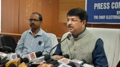 Photo of मुख्य निर्वाचन अधिकारी, दिव्यांगजन एवं 80 वर्ष से अधिक आयु के लगभग 8,500 मतदाता पत्रकार वार्ता में अपने मताधिकार का प्रयोग कर रहे हैं।