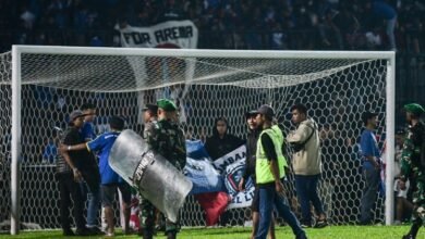 Photo of इंडोनेशिया में फुटबॉल मैच देखने के दौरान 135 लोगों की हत्या के आरोपी दो पुलिस अधिकारियों को बरी कर दिया गया