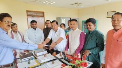 Photo of विधायक रामप्रसाद पाल ने विधानसभा सचिव विष्णुपद कर्मकर को नामांकन पत्र सौंपा