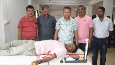 Photo of रक्तदान शिविर का आयोजन स्वास्थ्य कर्मियों व ब्लड बैंक में कार्यरत चिकित्सकों द्वारा किया गया