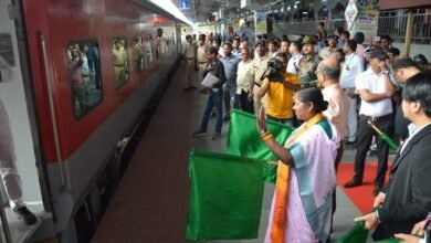 Photo of केंद्रीय राज्य मंत्री ने अगरतला रेलवे स्टेशन से कोलकाता के लिए विशेष ट्रेन सेवा का शुभारंभ किया