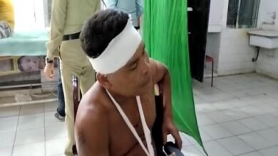 Photo of बैरक की बाड़ तोड़ घर में घुसी पुलिस की गाड़ी, 3 घायल