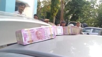 Photo of कार से 2000 रुपए के नोटों की गड्डी बरामद हुई