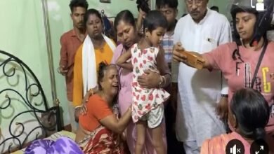 Photo of केंद्रीय सामाजिक न्याय राज्य मंत्री कुमारघाट पर रिवर्स रथ यात्रा के दौरान हुए दुखद हादसे में मारे गए लोगों के घर पहुंचे