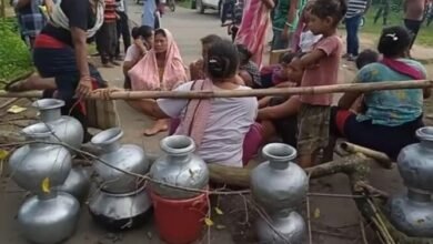 Photo of बिजली और पीने के पानी की मांग को लेकर सड़क जाम कर रहे हैं