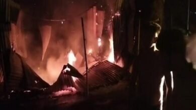 Photo of भीषण अग्निकांड में तीन दुकानें राख, एक व्यक्ति की मौत