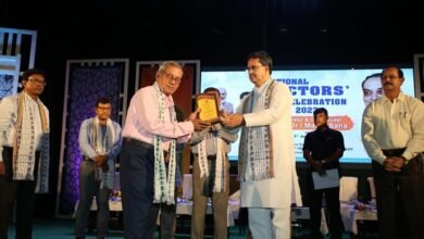 Photo of राष्ट्रीय डॉक्टर दिवस का उद्घाटन करते हुए मुख्यमंत्री ने कहा कि राज्य सरकार डॉक्टरों पर हमले कभी बर्दाश्त नहीं करेगी