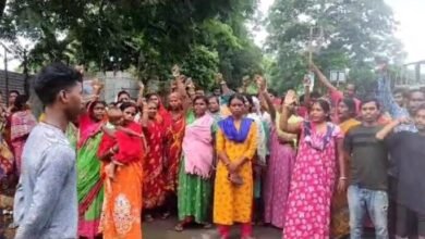 Photo of तेजाब फेंकने की घटना में गिरफ्तार व्यक्ति की रिहाई की मांग को लेकर सड़क जाम कर दिया