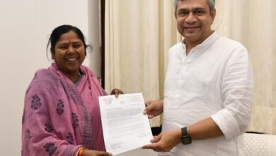 Photo of केंद्रीय राज्य मंत्री प्रतिमा भौमिक ने केंद्रीय मंत्री अश्विनी वैष्णव से मुलाकात कर राज्य में नई ट्रेनें शुरू करने की मांग की.