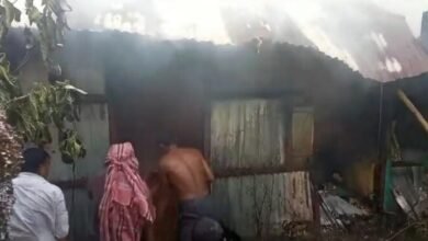 Photo of मनसा पूजा के दौरान लगी भीषण आग में दो घर जलकर राख हो गये