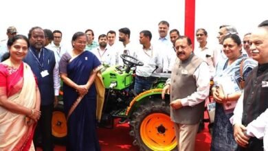 Photo of डॉ. जितेंद्र सिंह ने सेंट्रल मेकेनिकल इंजीनियरिंग रिसर्च इंस्टीट्यूट (सीएमईआरआई), दुर्गापुर द्वारा विकसित पहले स्वदेशी ई-ट्रैक्टर सीएसआईआर प्राइमा ईटी11 का शुभारंभ किया; कृषि में नई और आर्टिफिशियल इंटेलिजेंस संचालित टेक्नोलॉजी अपनाने का आह्वान किया