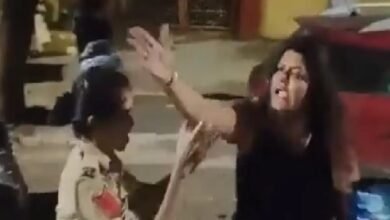 Photo of महिला नशे में धुत होकर सड़क पर गाड़ी चला रही थी और पुलिस से अभद्रता कर रही थी