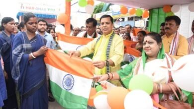 Photo of अगरतला पुर निगम द्वारा सिटी सेंटर में राष्ट्रीय ध्वज वितरण स्टाल