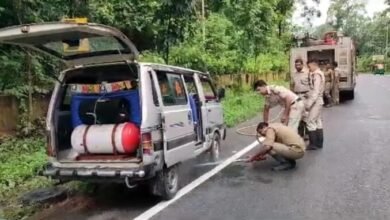 Photo of चलती कार के पहियों में लगी आग, बाल-बाल बचे यात्री