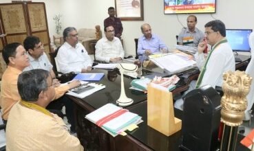 Photo of सचिवालय में मुख्यमंत्री के साथ पूर्वोत्तर सीमांत रेलवे के महाप्रबंधक की बैठक, 15 अक्टूबर को अगरतला से लोकमान्य तिलक-कामाख्या एक्सप्रेस रेल सेवा