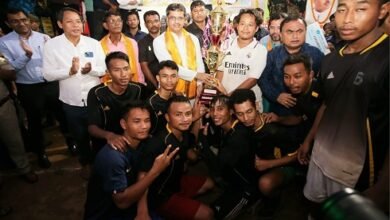 Photo of डॉ। श्यामा प्रसाद मुखर्जी मेमोरियल फुटबॉल प्रतियोगिता फाइनल, मुख्यमंत्री ने विजेता टीम को सौंपा पुरस्कार