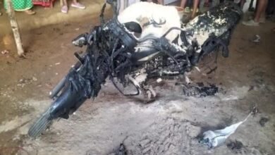 Photo of रविवार की रात आग लगने से दो बाइकें जलकर राख हो गईं