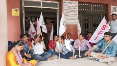 Photo of प्रश्नपत्र लीक, छात्र संगठनों ने शिक्षा भवन के सामने किया विरोध प्रदर्शन