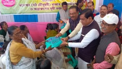 Photo of मठ चौमुहानी उत्सव समिति की पहल पर वृद्धाश्रम के निवासियों के बीच वस्त्र का वितरण