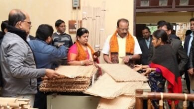 Photo of राज्यपाल ने इंद्रानगर और योगेन्द्रनगर में हस्तशिल्प क्लस्टरों का दौरा किया