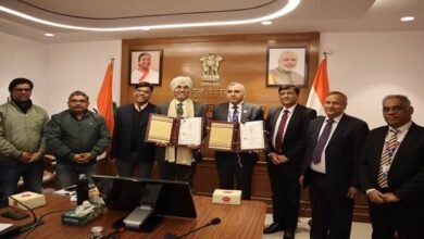 Photo of अपर सचिव, डीएवाई-एनआरएलएम श्री चरणजीत सिंह और एसबीआई के मुख्य महाप्रबंधक श्री शांतनु पेंडसे ने आज ग्रामीण भारत में एसएचजी महिलाओं के नेतृत्व वाले उद्यमों को वित्तीय सहायता देने से संबंधित एसबीआई के वित्तीय उत्पाद “स्वयं सिद्धा” पर समझौता ज्ञापन पर हस्ताक्षर किए