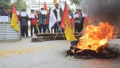 Photo of टीआईएसएफ द्वारा अनिश्चितकालीन सड़क नाकाबंदी का आह्वान किया गया छात्रों को परीक्षा केंद्र पर जाने से रोका जा रहा है, सार्वजनिक जीवन ठप है