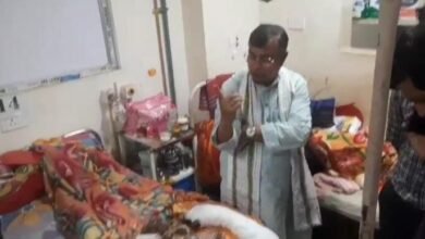 Photo of करंट लगने से घायल बिजली कर्मी को देखने जीबी अस्पताल गये मंत्री 