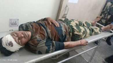Photo of बीएसएफ की फायरिंग में एक बांग्लादेशी तस्कर की मौत, एक बांग्लादेशी गिरफ्तार, एक बीएसएफ जवान घायल