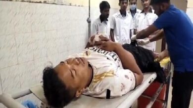 Photo of कार की चपेट में आने से एक बाइक सवार गंभीर रूप से घायल हो गया