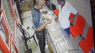 Photo of आभूषण की दुकान में ग्राहक के वेश में चोरी करने वाला चोर सीसीटीवी में कैद हो गया