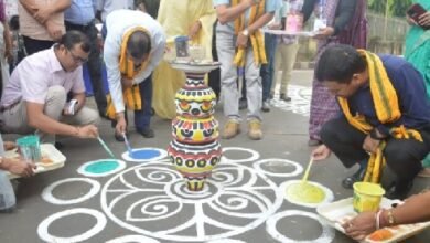 Photo of मतदाताओं को प्रोत्साहित करने के लिए पश्चिम जिले के जिलाधिकारी कार्यालय परिसर में अल्पना चित्रण का आयोजन किया गया