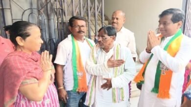 Photo of मथार कार्यकर्ताओं और समर्थकों के साथ प्रचार करते प्रत्याशी दीपक मजूमदार