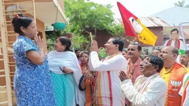 Photo of प्रत्याशी दीपक मजूमदार को डोर टू डोर कैंपेन में भारी समर्थन मिल रहा है