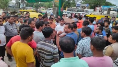 Photo of काफी देर तक लाइन में खड़े रहने के बाद भी गैस नहीं मिली तो मजबूरन सड़क जाम