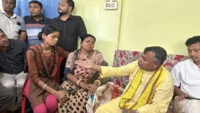 Photo of बिजली मंत्री रतन लाल नाथ ने मृतक इंजीनियर के घर का दौरा किया