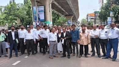 Photo of बिजली और पीने के पानी की मांग को लेकर वकीलों को सड़कों पर उतरना पड़ा
