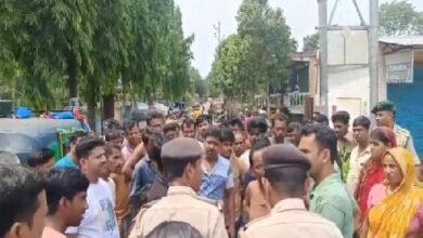 Photo of बिजली विभाग की लापरवाही से गई जानवर की जान, ग्रामीणों ने किया सड़क जाम