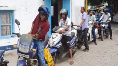 Photo of पेट्रोल पंप पर फिर लगी लंबी कतारें
