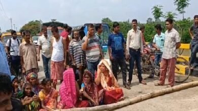 Photo of ग्रामीणों ने ठेकेदार के कारण परेशानी होने की शिकायत करते हुए सड़क जाम कर दिया