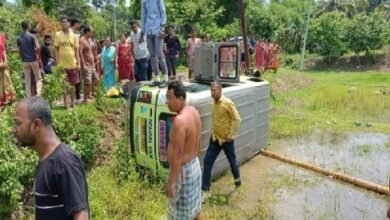 Photo of छात्र की शरारत के कारण एक स्कूल वैन दुर्घटनाग्रस्त हो गई