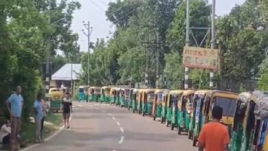 Photo of सुबह से दोपहर तीन बजे तक बिजली सेवा नहीं रहने से परेशानी को लेकर वाहन चालकों ने सड़क जाम कर दिया