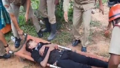 Photo of चलती ट्रेन से गिरकर युवक गंभीर रूप से घायल हो गया